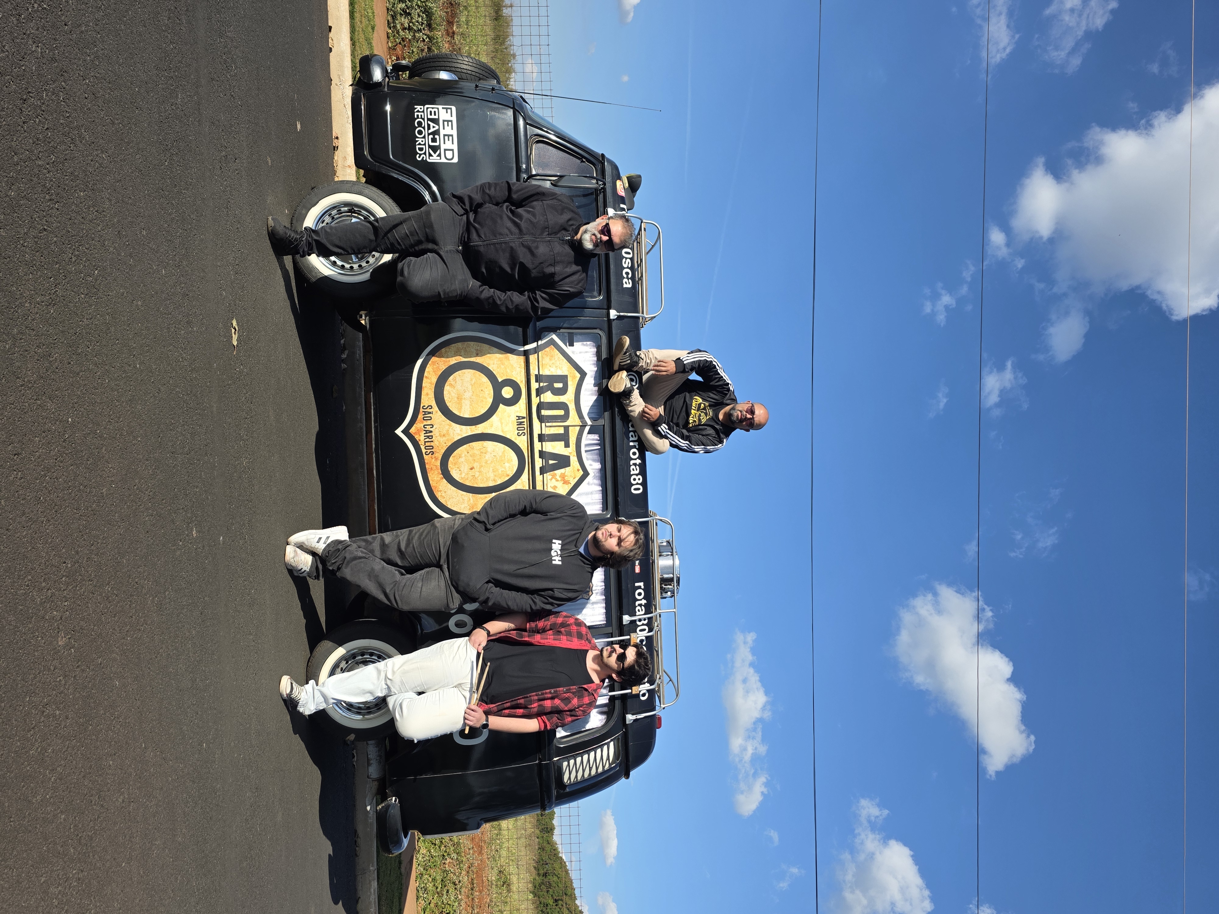 Banda Rota 80 em cima da kombi